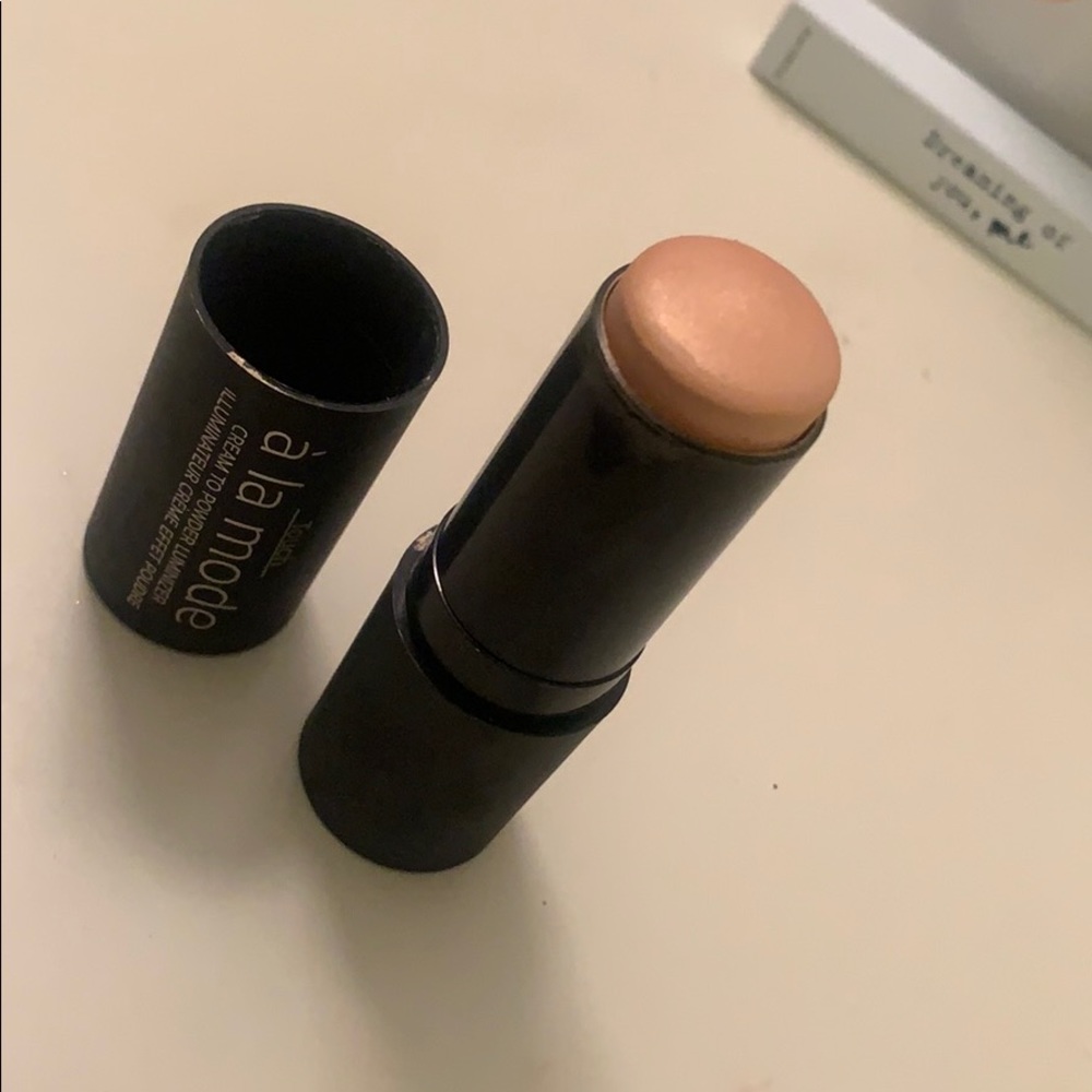 á la mode Cream to powder luminizer